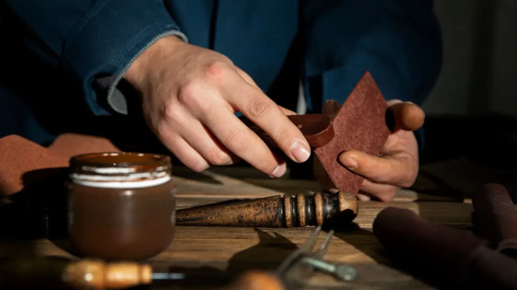 Produits en cuir artisanal exposés: sacs, ceintures et babouches marocaines authentiques