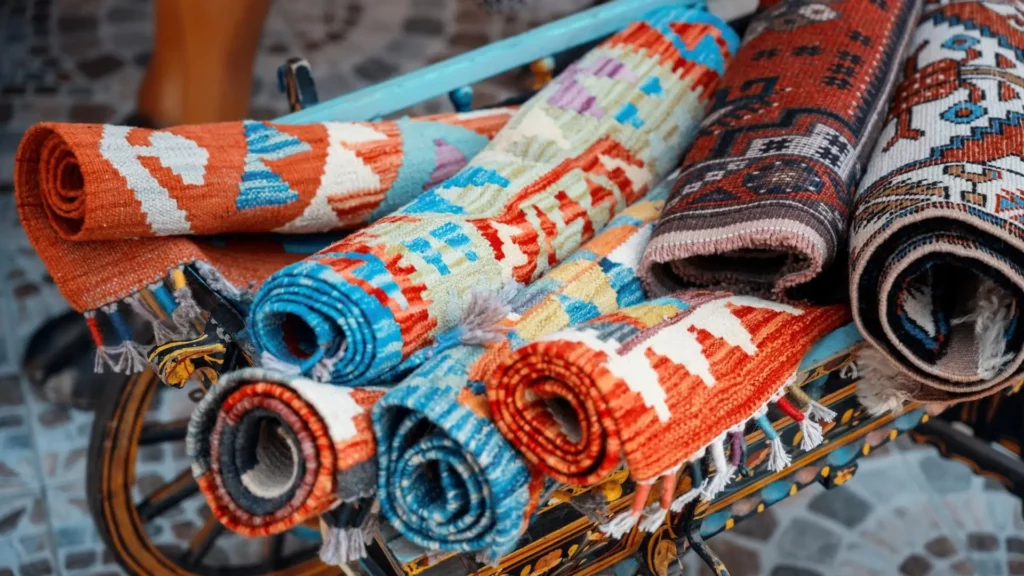 Skeins de laine teinte aux couleurs vives dans un souk artisanal marocain